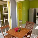 Appartement d\'une chambre a Deshaies a 900 m de la plage avec piscine partagee jacuzzi et jardin clos