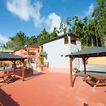 Appartement d\'une chambre a Deshaies a 900 m de la plage avec piscine partagee jacuzzi et jardin clos