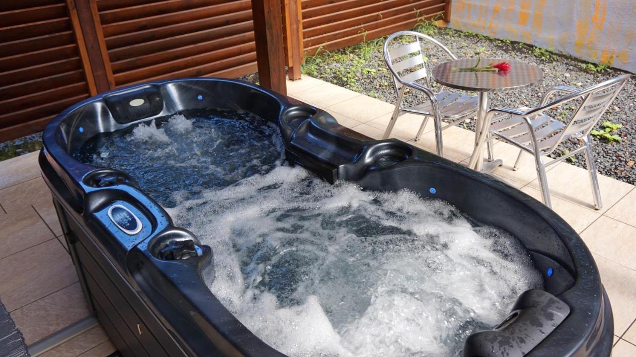 Appartement D'une A A 900 M De La Avec Piscine Partagee Jacuzzi Et Jardin Clos Deshaies