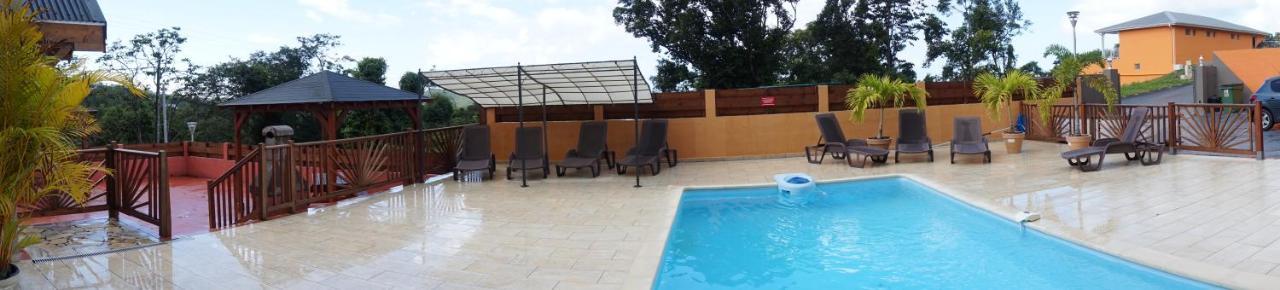 D'une A A 900 M De La Avec Piscine Partagee Jacuzzi Et Jardin Clos Appartement Deshaies