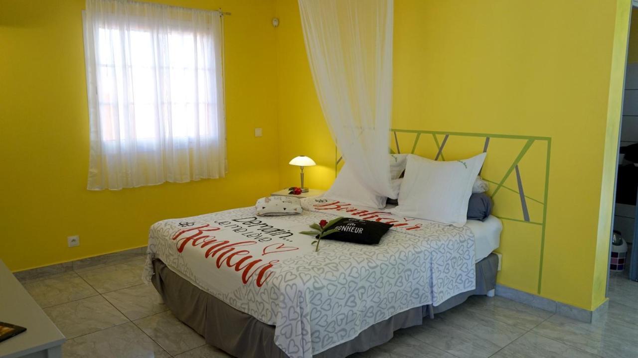 D'une A A 900 M De La Avec Piscine Partagee Jacuzzi Et Jardin Clos Appartement Deshaies