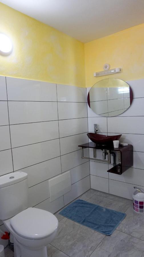 D'une A A 900 M De La Avec Piscine Partagee Jacuzzi Et Jardin Clos Deshaies