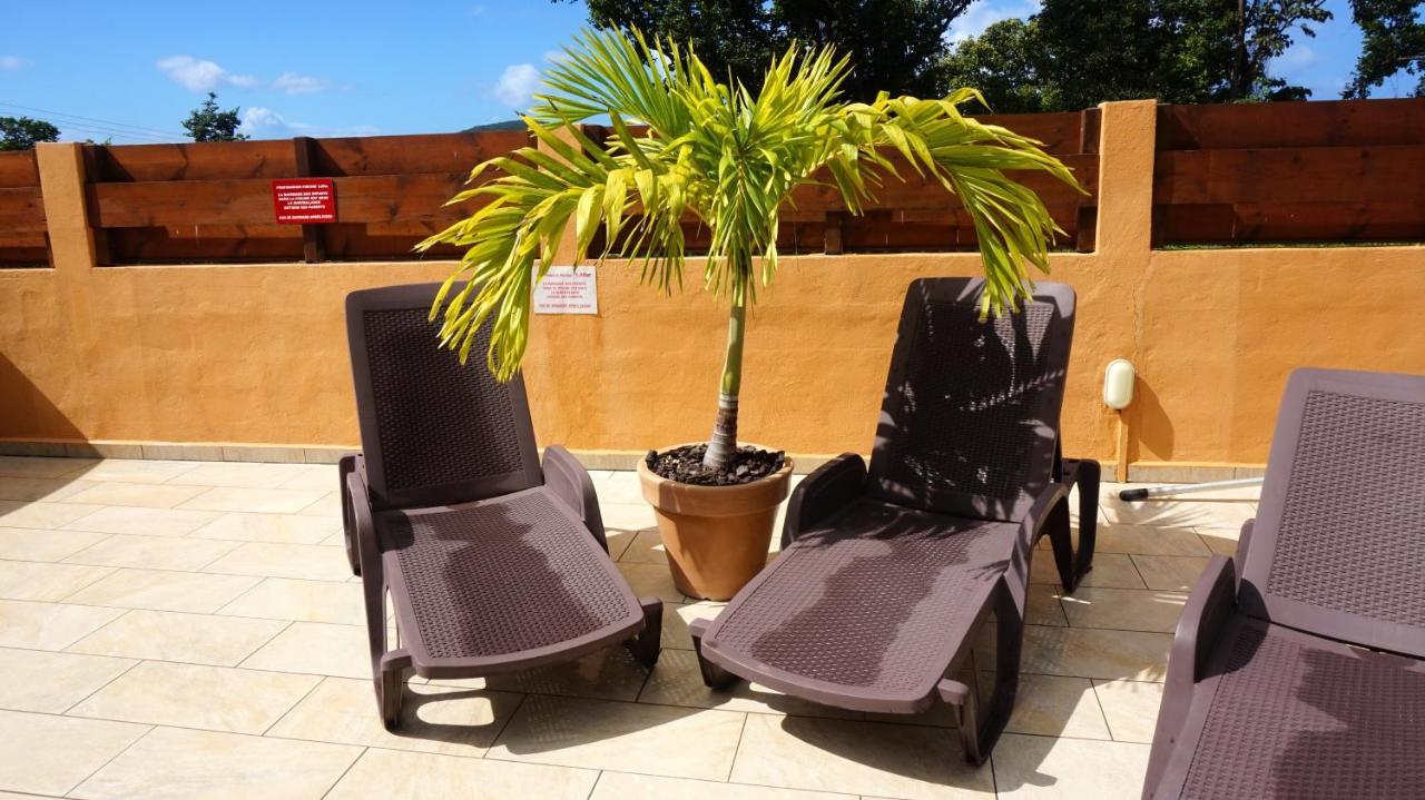 D'une A A 900 M De La Avec Piscine Partagee Jacuzzi Et Jardin Clos